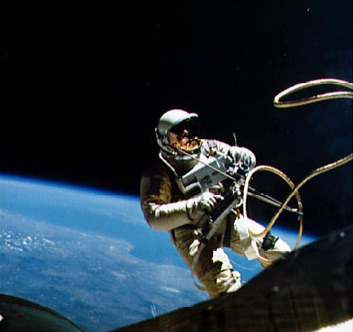 "Самый грустный момент" в жизни Эда Уайта - ему было приказано вернуться обратно на корабль во время первой космической прогулки. 3 июня 1965 года.