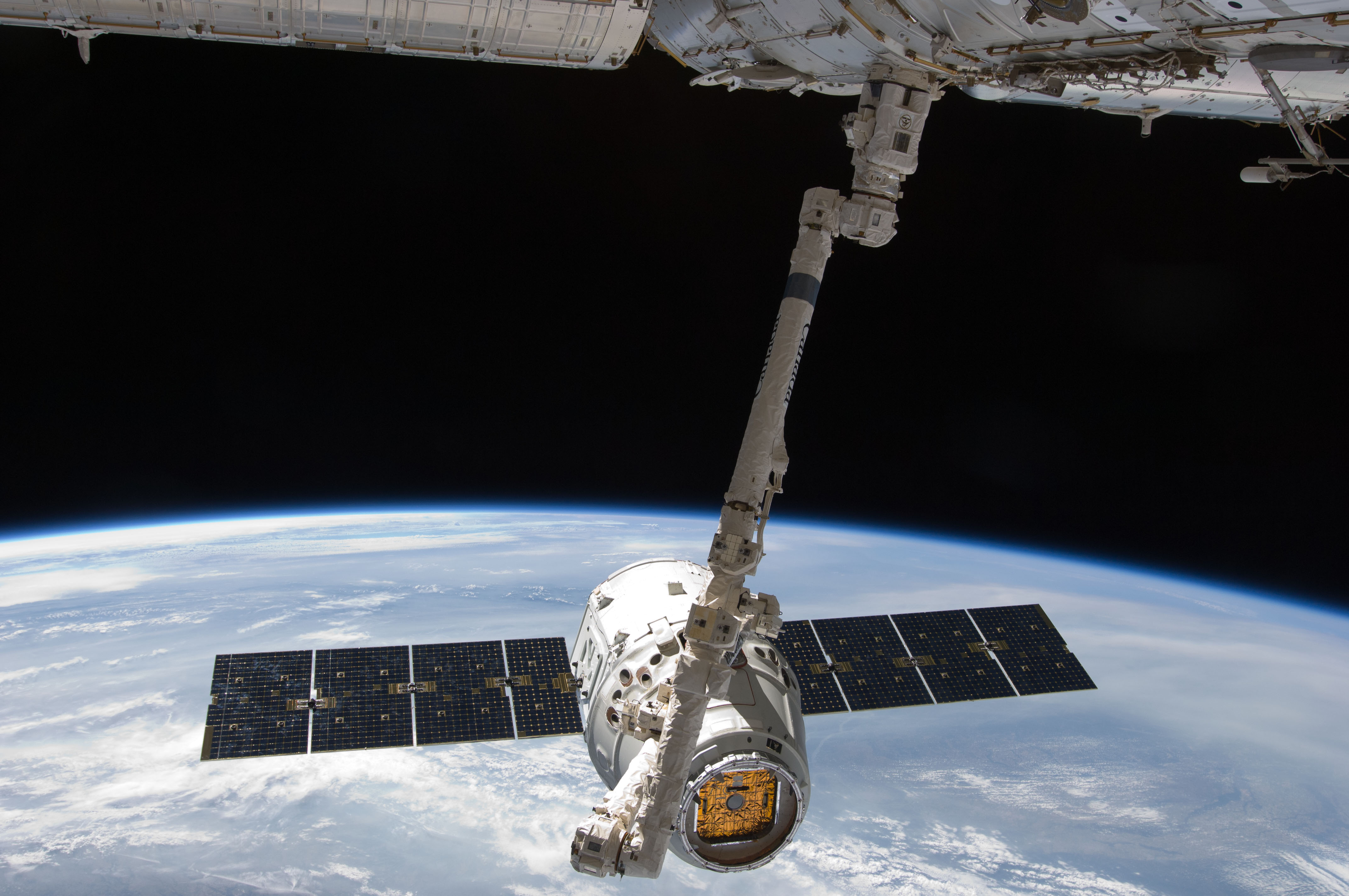 Космический корабль Dragon покинул МКС и направился на Землю с грузом