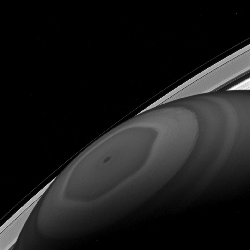 Аппарат «Кассини» показал «спину» самой странной луны Сатурна