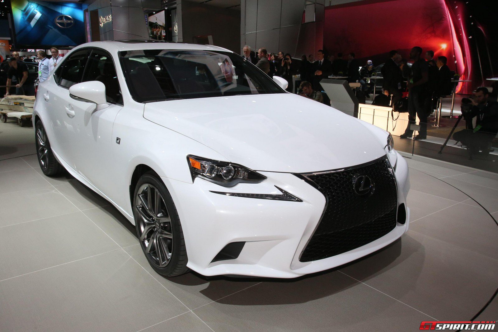 Белоснежный 2014 Lexus IS поразил Детройт