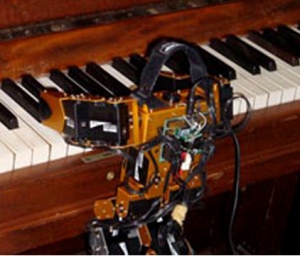 RoboNova - робот, играющий на фортепиано