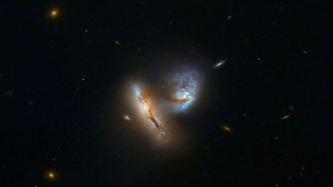 Телескоп Хаббл показывает две сливающиеся галактики