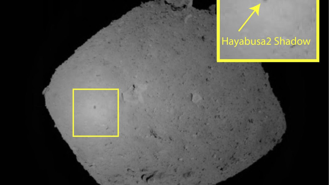 Тень космического аппарата на астероиде Ryugu