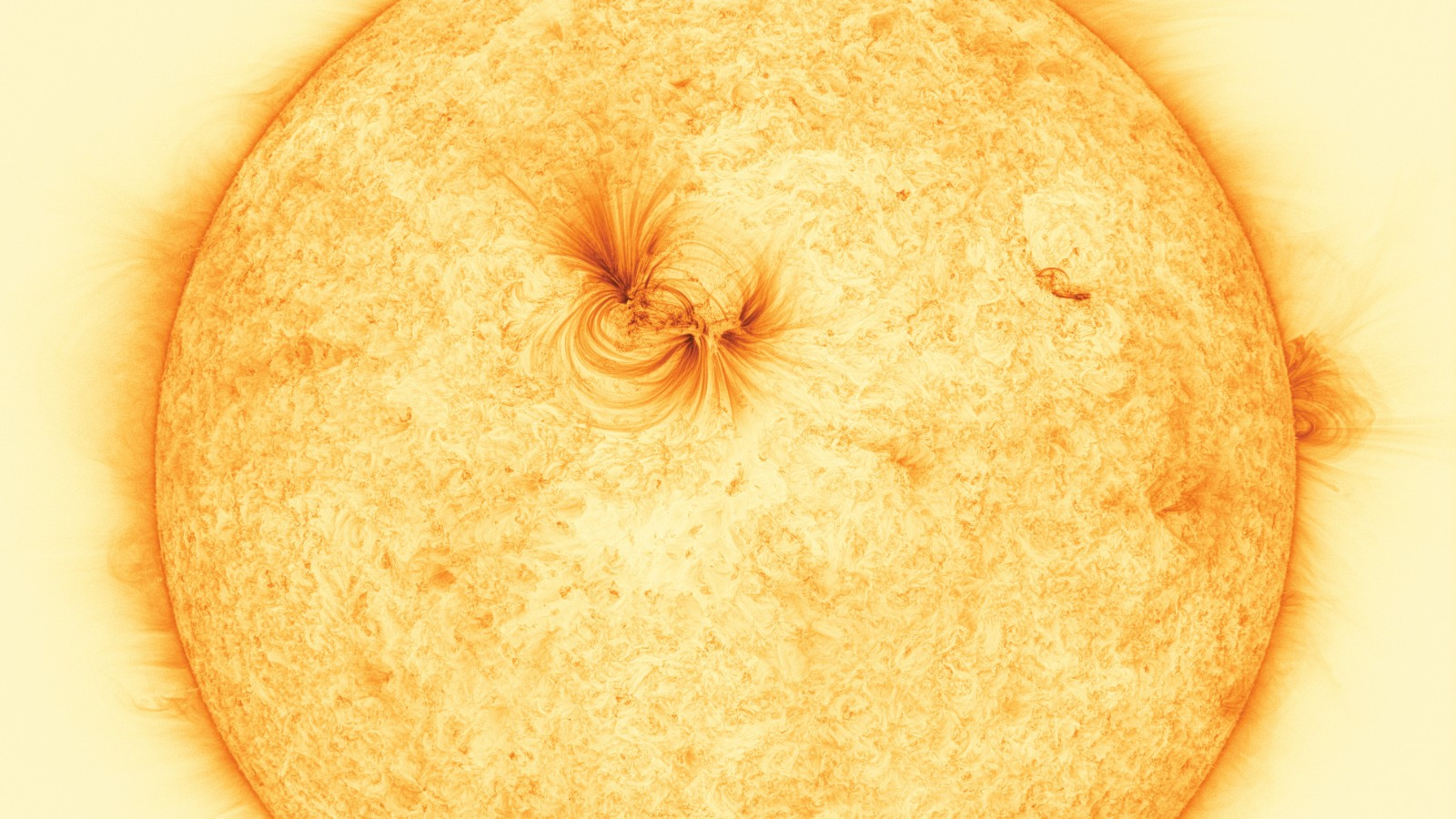 Новые снимки Солнца показывают тонкие нити плазмы