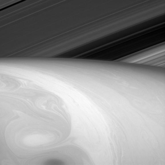 Кофейно-молочные облака на Сатурне на поразительном фото