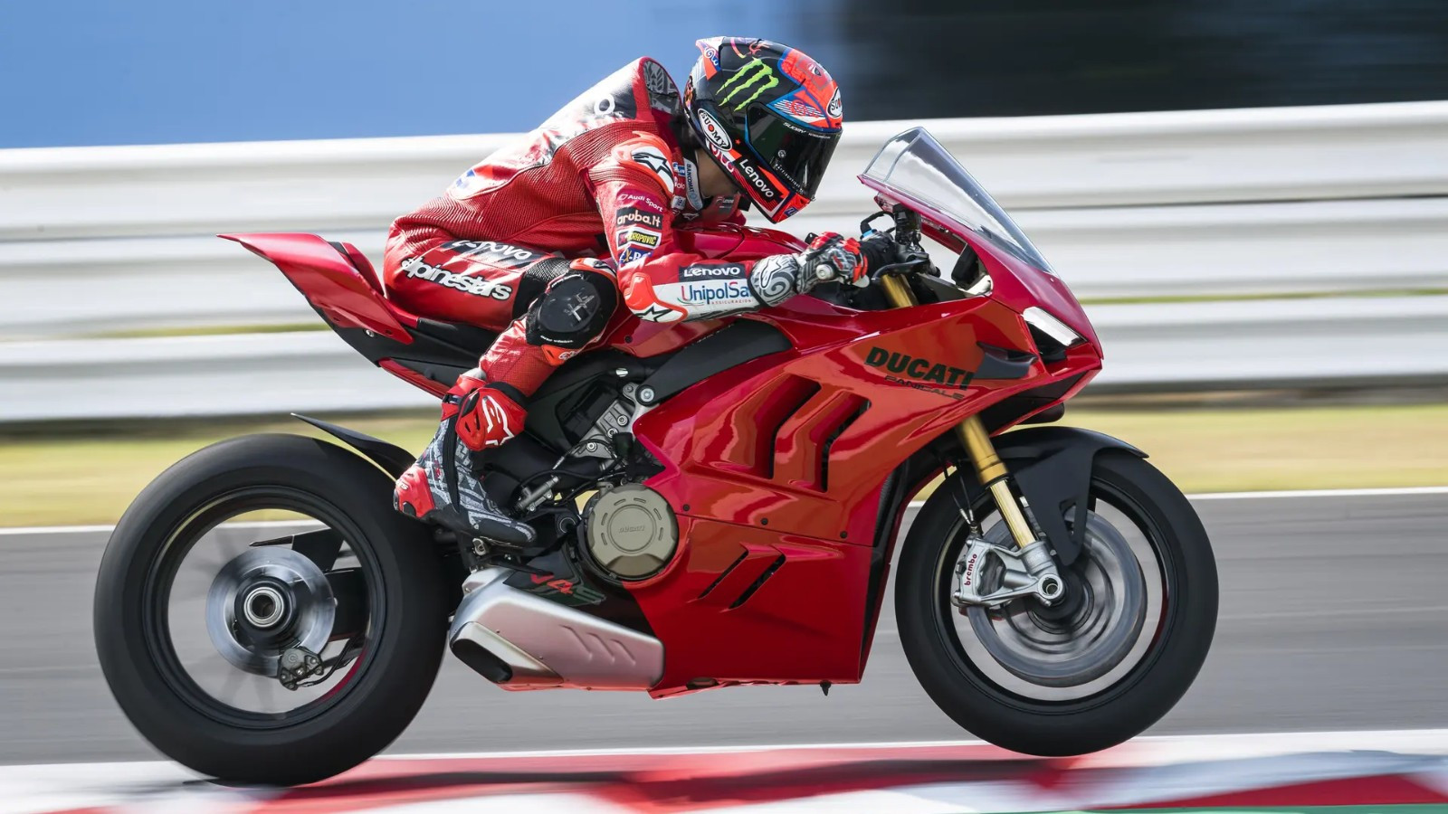Новый супербайк Ducati получил мощность более 240 лошадиных сил