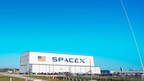 SpaceX запустит тысячи спутников на орбиту вокруг Земли