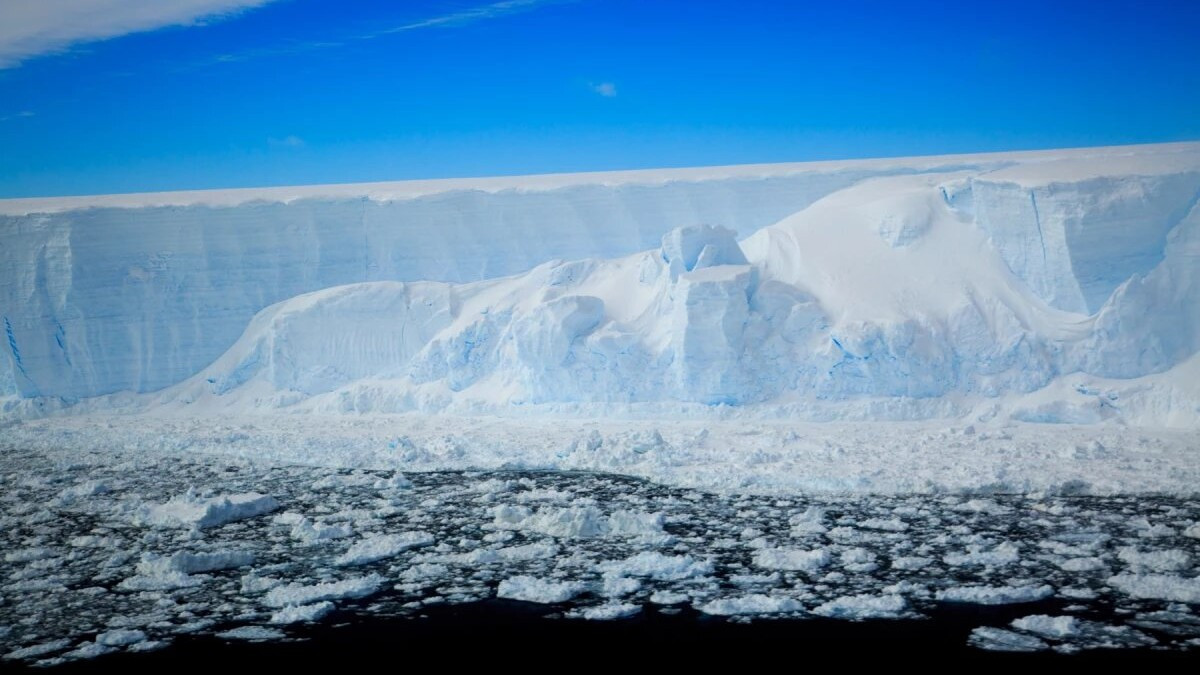 Мега-айсберг раскололся перед островом Южная Георгия