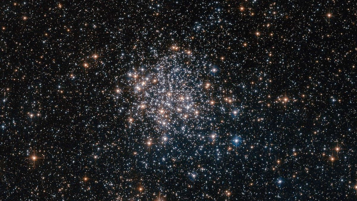 Головокружительный массив звезд на новом снимке Хаббла