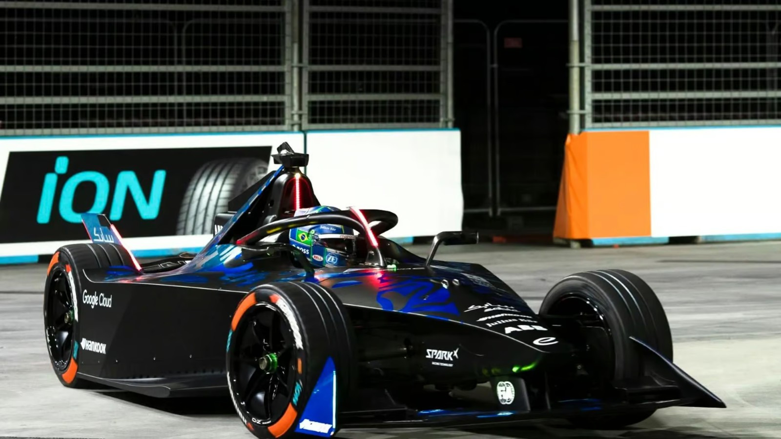 Модифицированный гоночный автомобиль Formula E Gen3 установил новый мировой рекорд скорости в закрытых помещениях