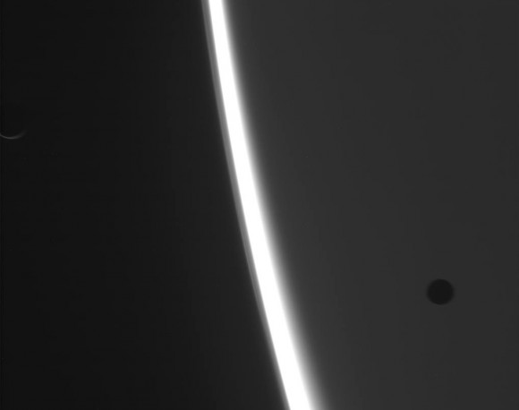 Два темных спутника проникли в снимки Кассини