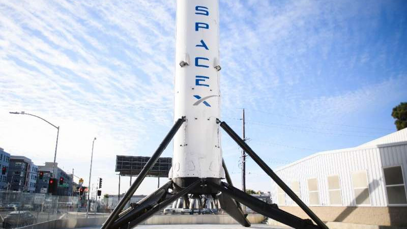 SpaceX отправляет частный экипаж на околоземную орбиту