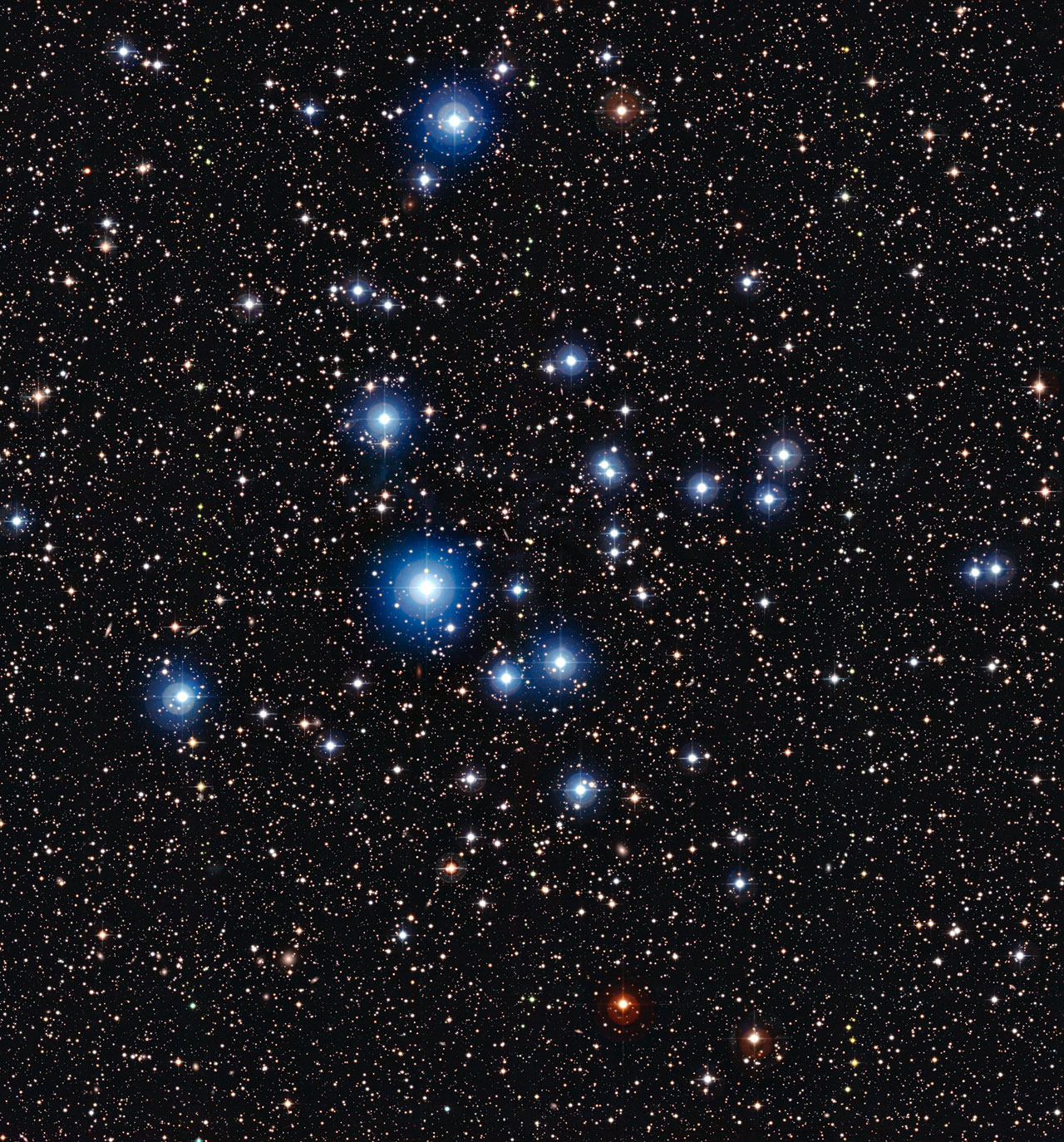 Сияние молодых голубых звезд на космическом фото