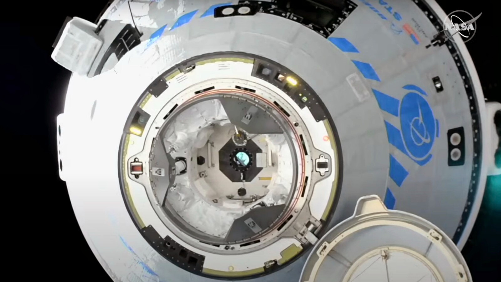 Boeing пристыковала капсулу экипажа к космической станции