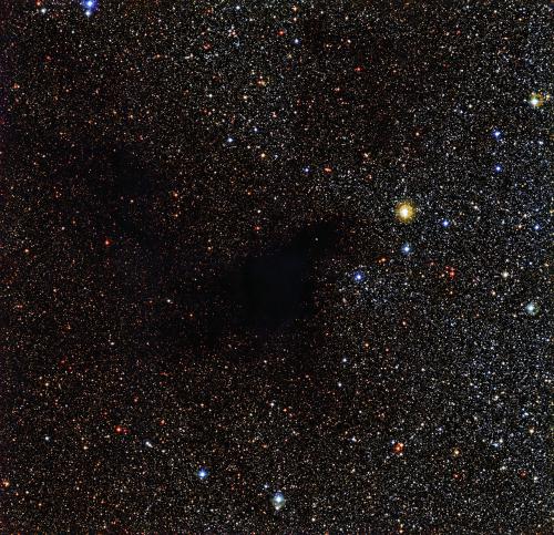 Темное облако LDN 483 скрывает сотни звезд