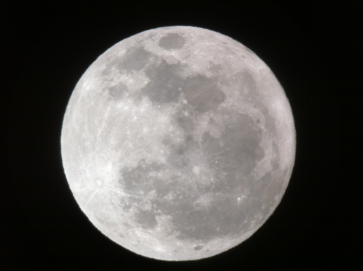 Фото полной Луны, сделанное 7 марта