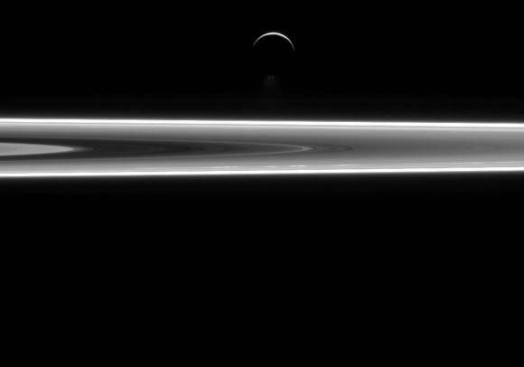 Энцелад парит над кольцами Сатурна