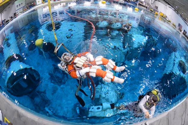 Астронавты опустились под воду огромного бассейна
