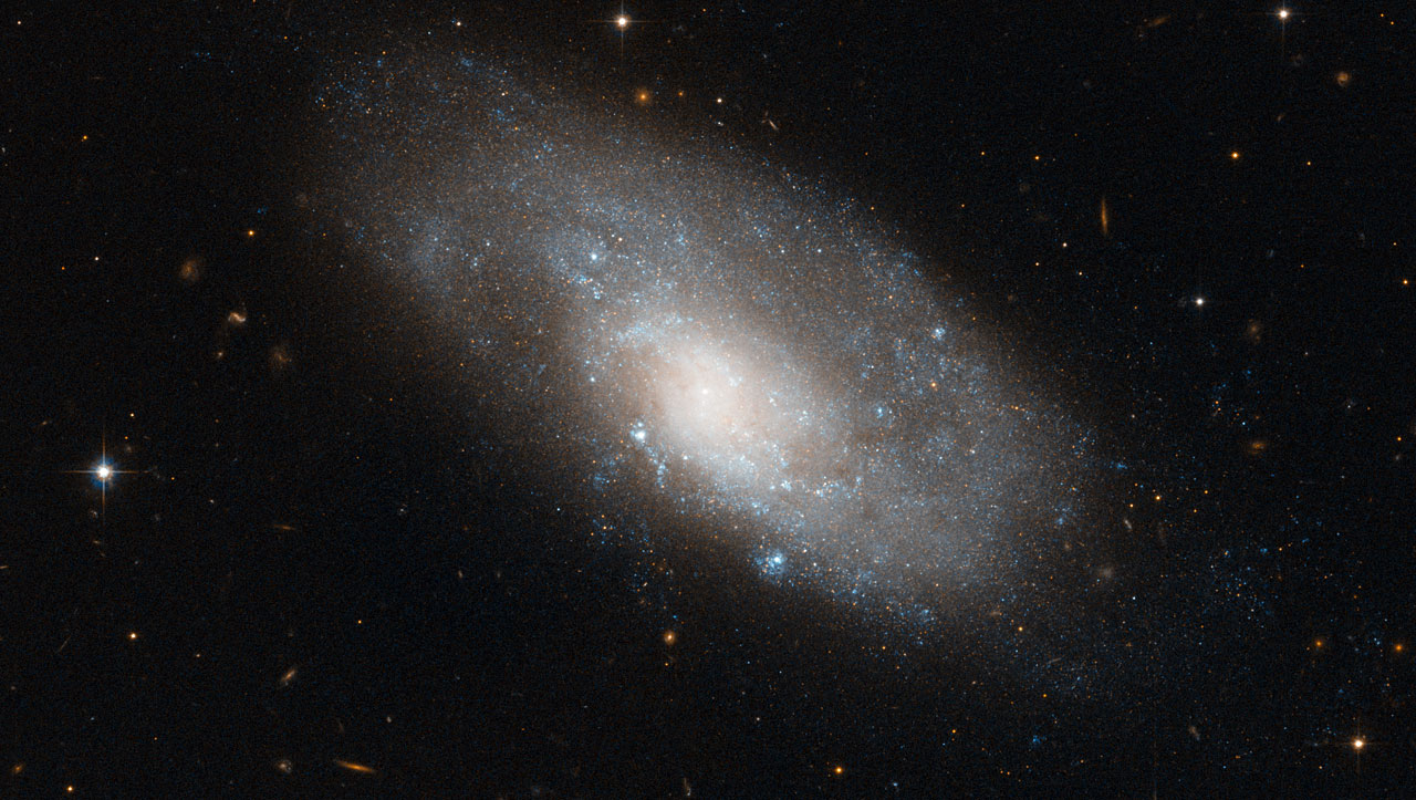 Изображение спиральной галактики NGC 4980 от Хаббла