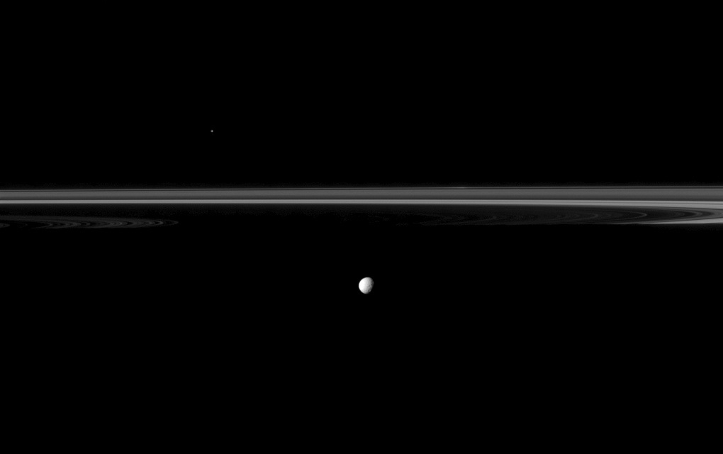 Фото Мимаса под кольцами Сатурна