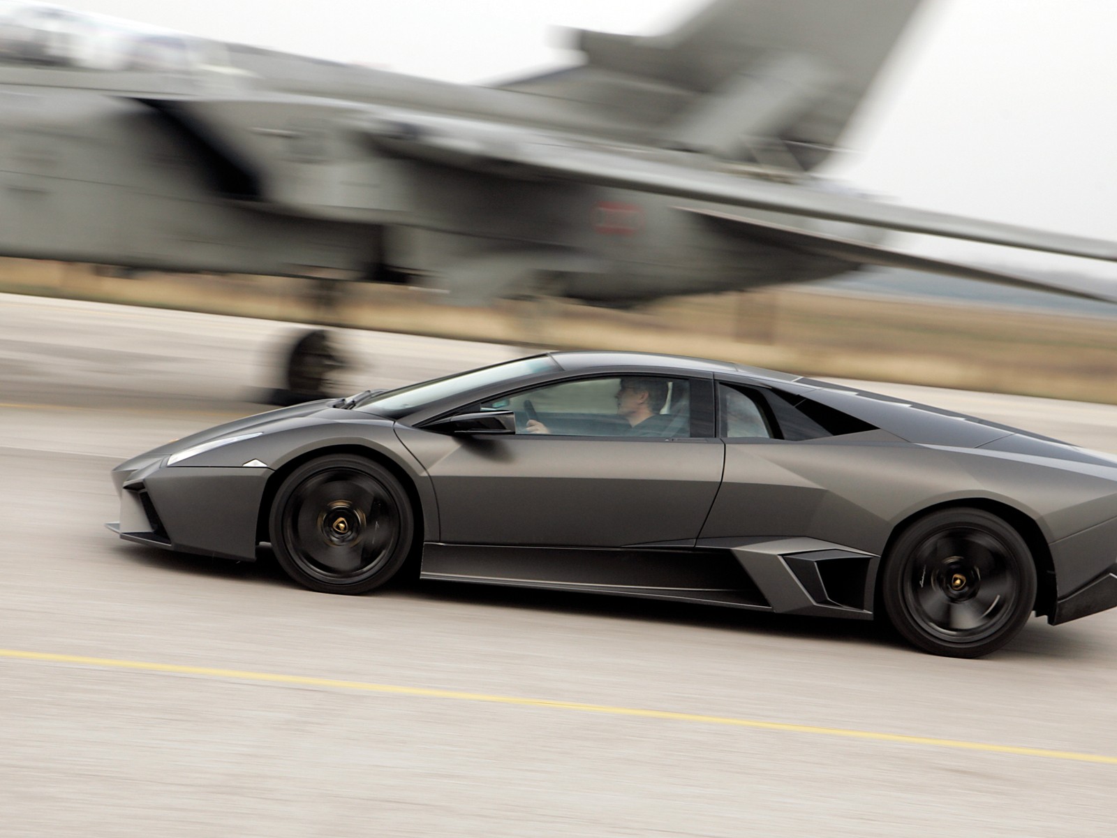 Lamborghini Reventon. Истребитель на дороге.