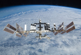 Шаттл "Атлантис" приближается к Международной Космической Станции
