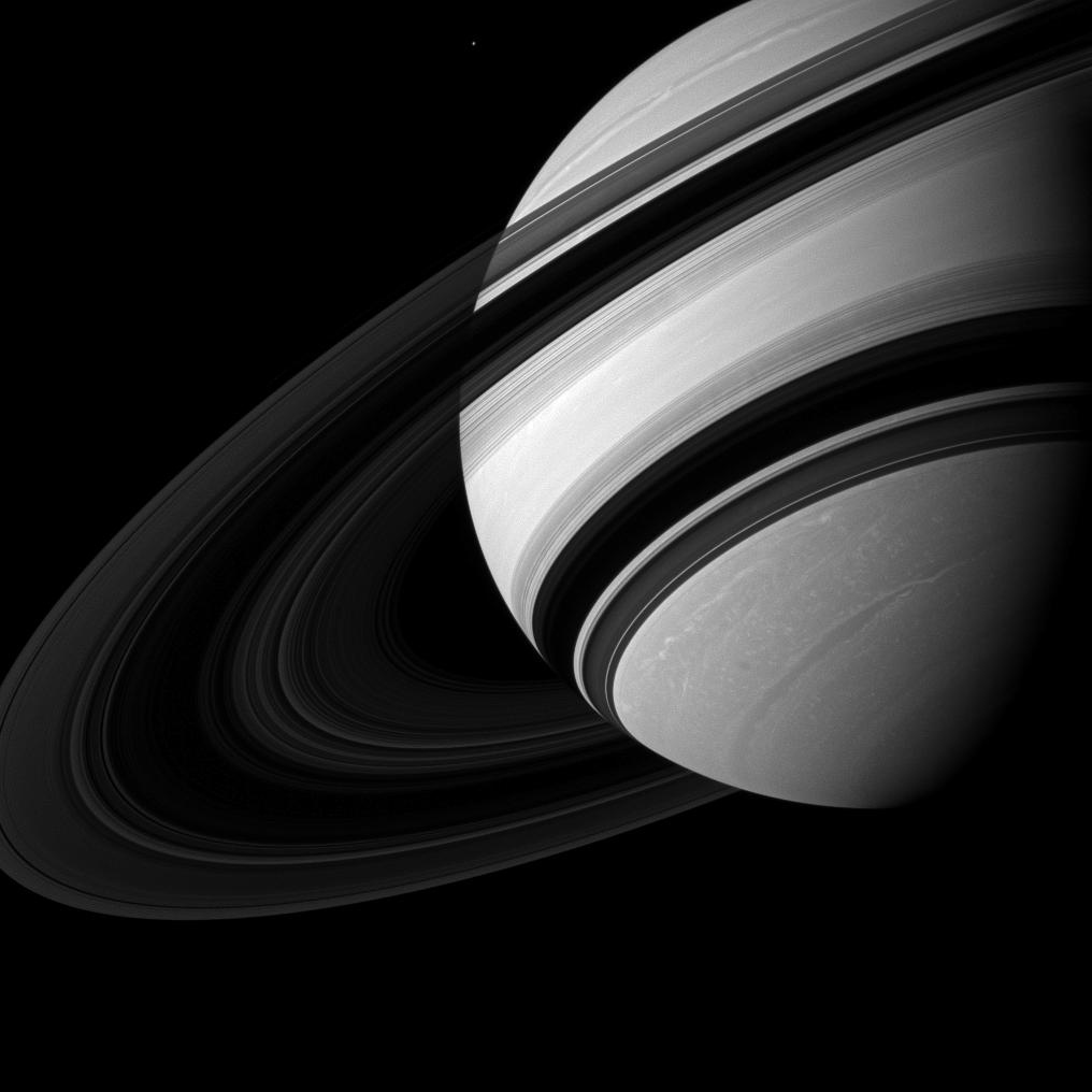 Удивительное фото: Сатурн и «крошечная» луна