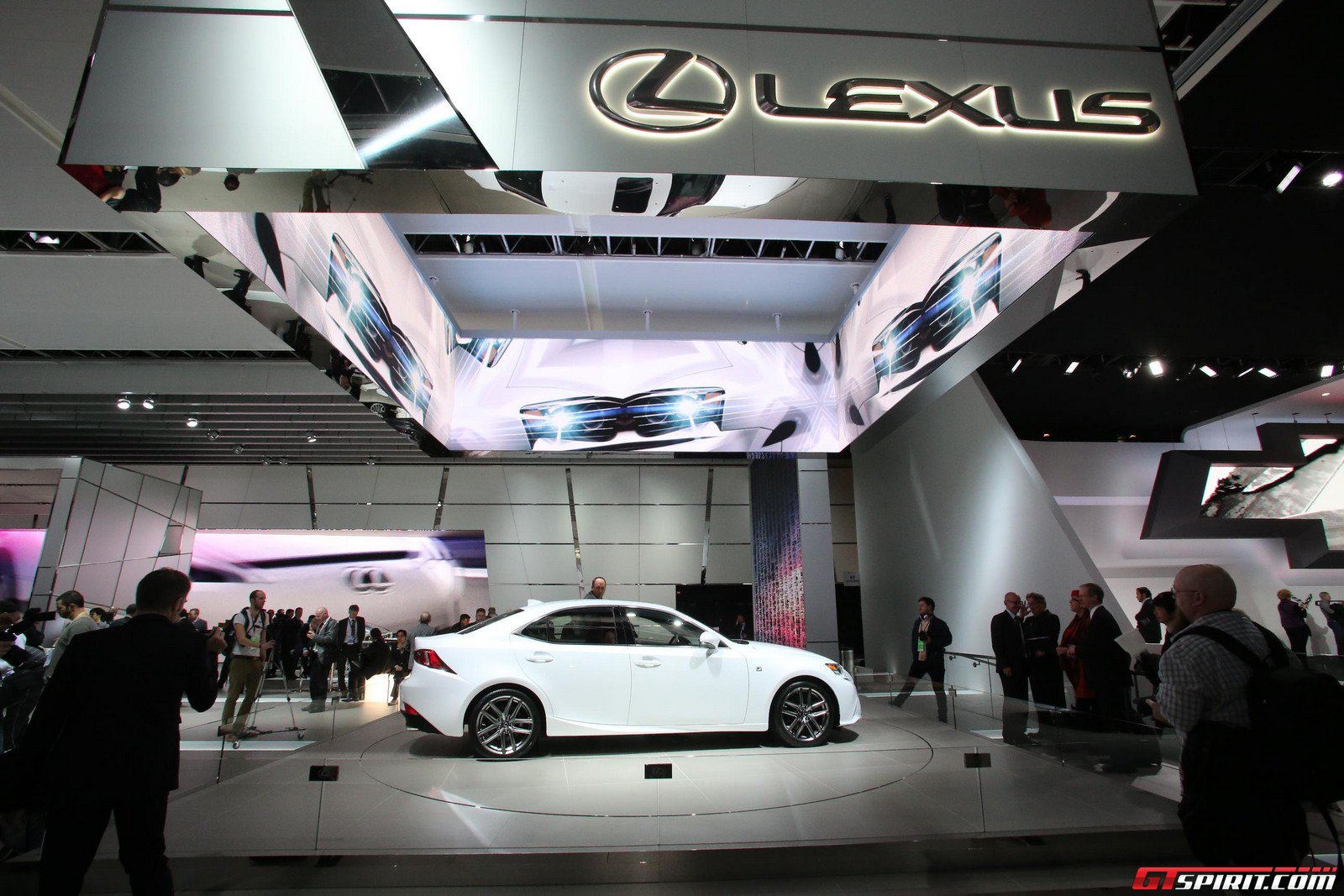 Белоснежный 2014 Lexus IS поразил Детройт