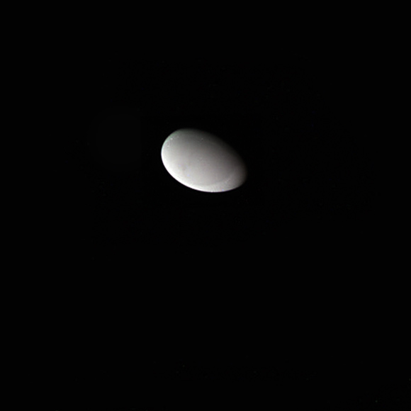 Кассини получил уникальные снимки Тефии, третьего крупного спутника Сатурна