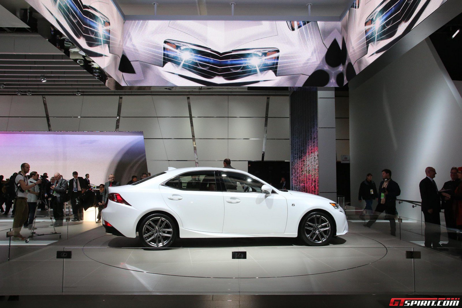 Белоснежный 2014 Lexus IS поразил Детройт