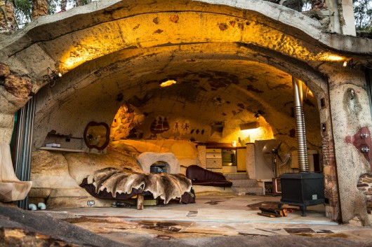 Дизайнер и архитектор Lionel Buckett преобразовал живописную пещеру в австралийских горах в современное жилище