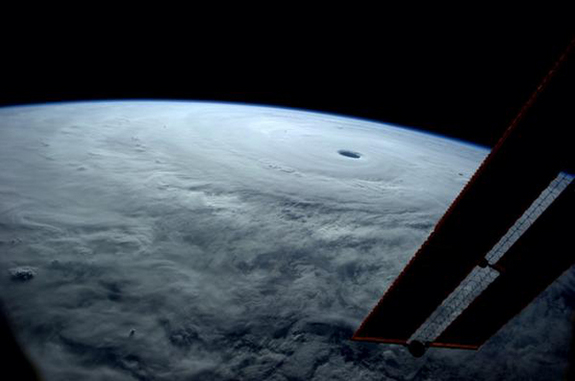 Астронавт сфотографировал мощный тайфун Вонгфонг из космоса
