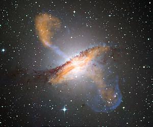 Ученые обнаружили обычную черную дыру в галактике "Центавр А"