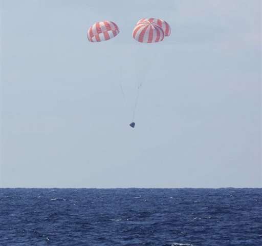 Грузовое судно компании SpaceX благополучно приводнилось