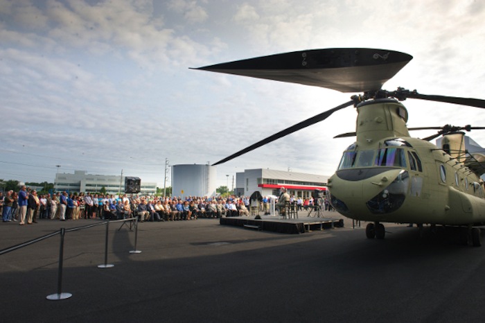 Армия США получила свой первый модернизированный вертолет CH-47F