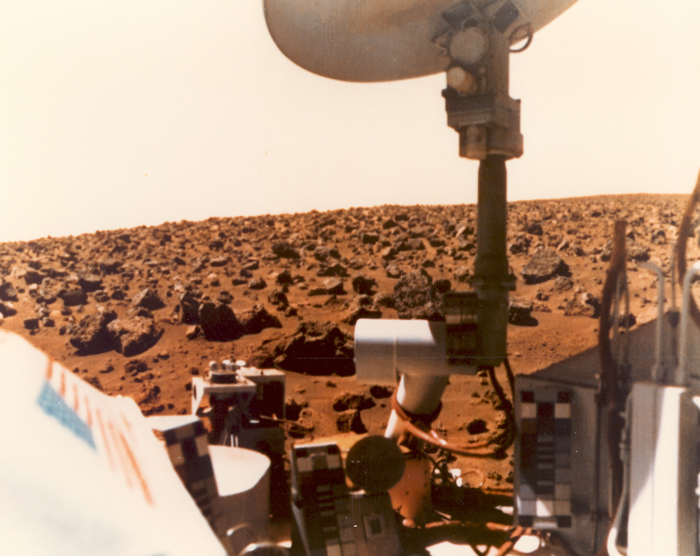 Космическое историческое фото: Викинг-1 фотографирует поверхность Марса