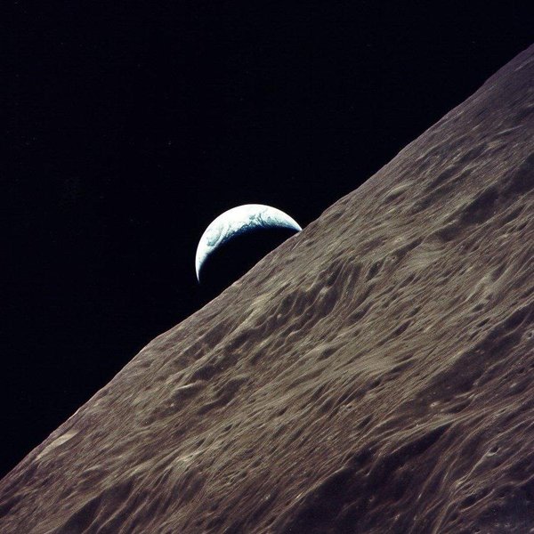 Кадр Дня: Земля возле лунного кратера