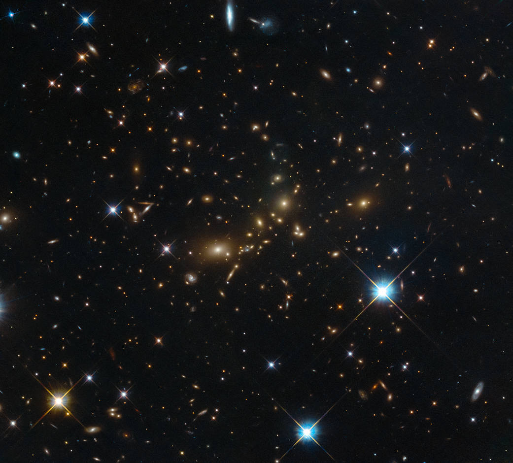 Симпатичный галактический кластер от Хаббла