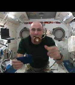 Американский астронавт играет в йо-йо на борту МКС