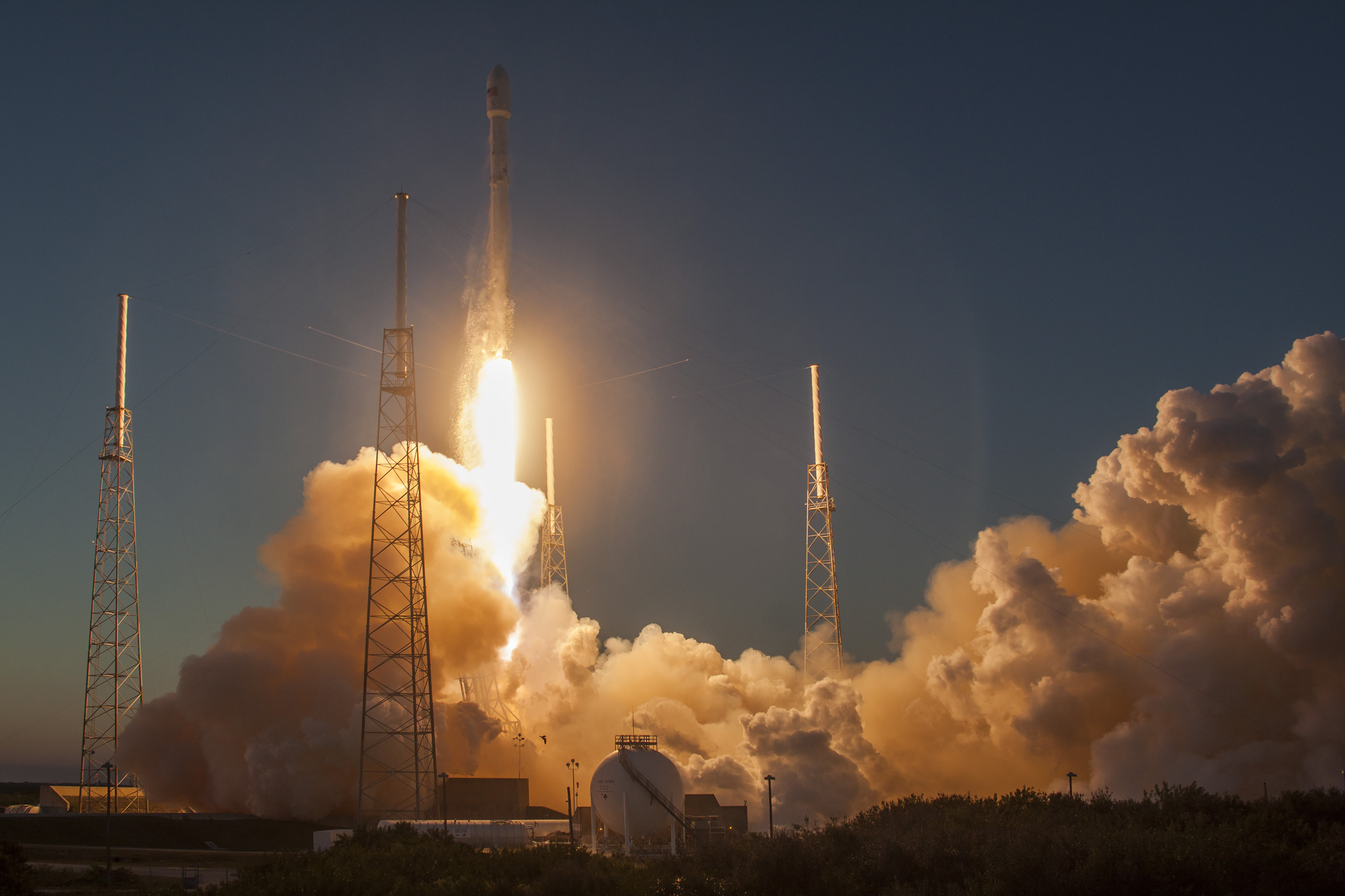 SpaceX отправила спутник DSCOVR на орбиту