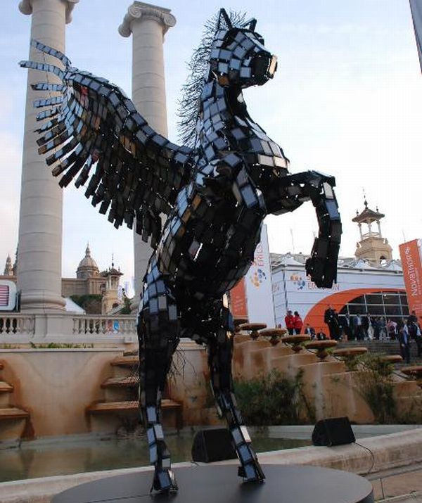 В Испании представили статую Пегаса из смартфонов