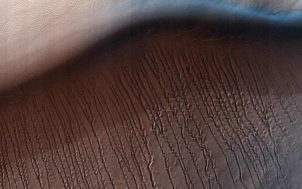 HiRISE сфотографировала обширный бассейн на Марсе
