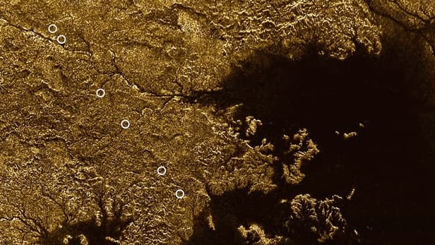 В каналах на Титане течет жидкость