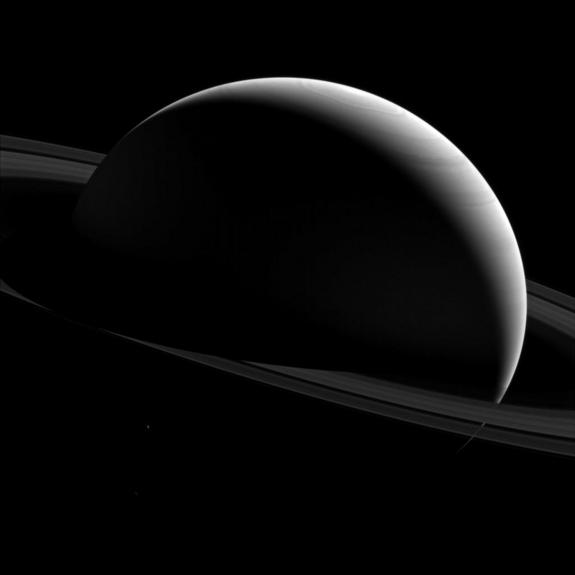 Кадр Дня: Сатурн и Тефия