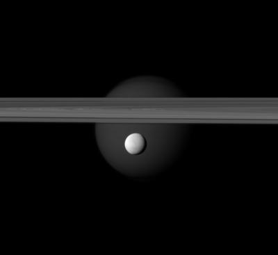 Новое фото Энцелада на фоне Титана