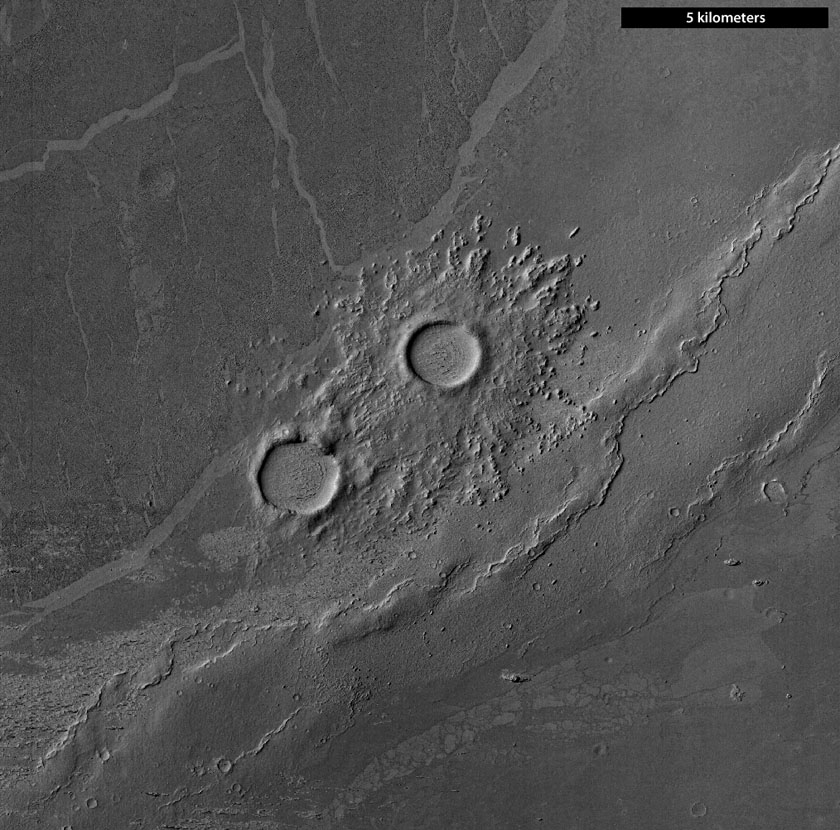Кадр Дня: следы разлившейся лавы в марсианских кратерах