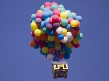 Команда National Geographic подняла в воздух дом, используя воздушные шары