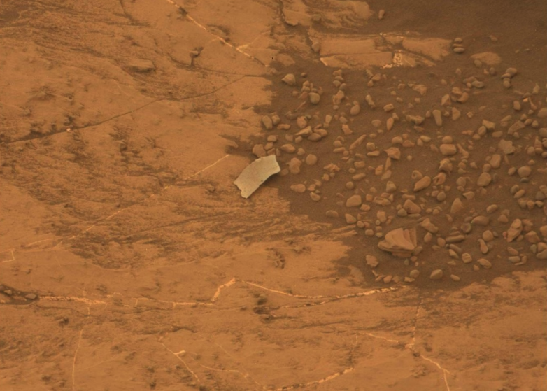 На Марсе обнаружен плоский объект