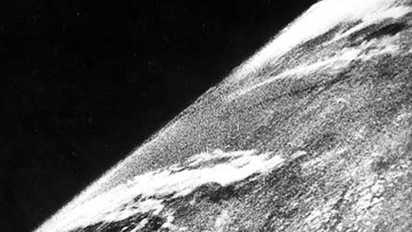 Самая первая фотография Земли из космоса