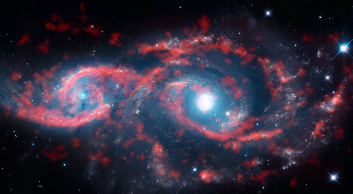 Пара взаимодействующих галактик на фото